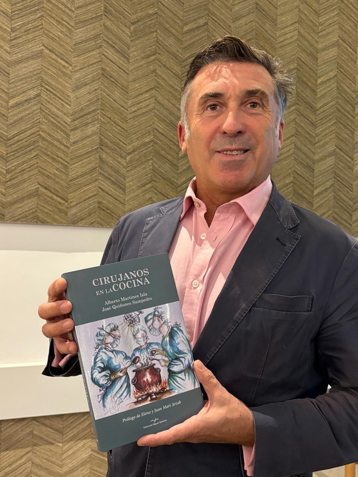 El doctor Alberto Martínez Isla con su libro 'Cirujanos en la cocina'
