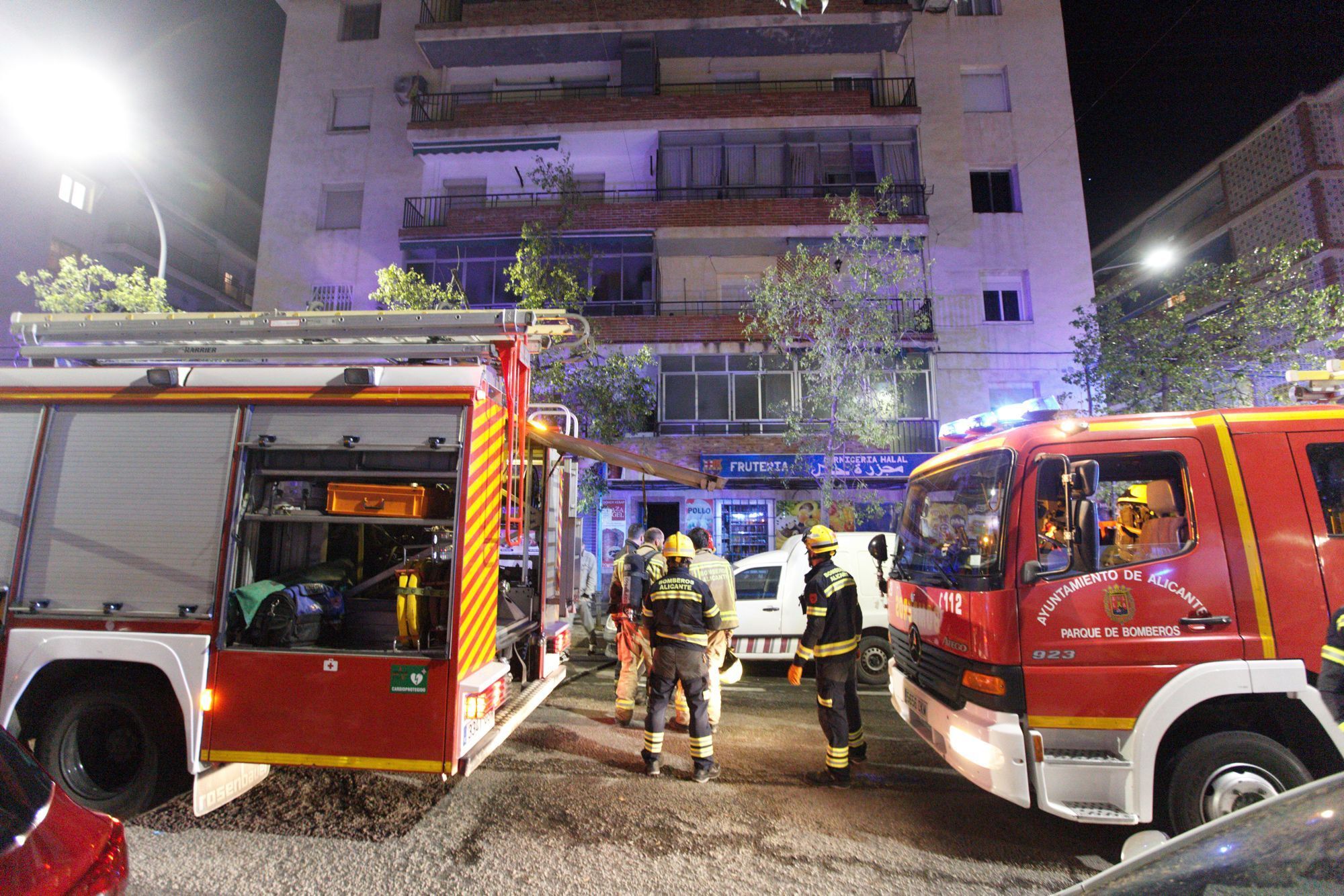 Once heridos en el incendio de una vivienda en la Zona Norte de Alicante