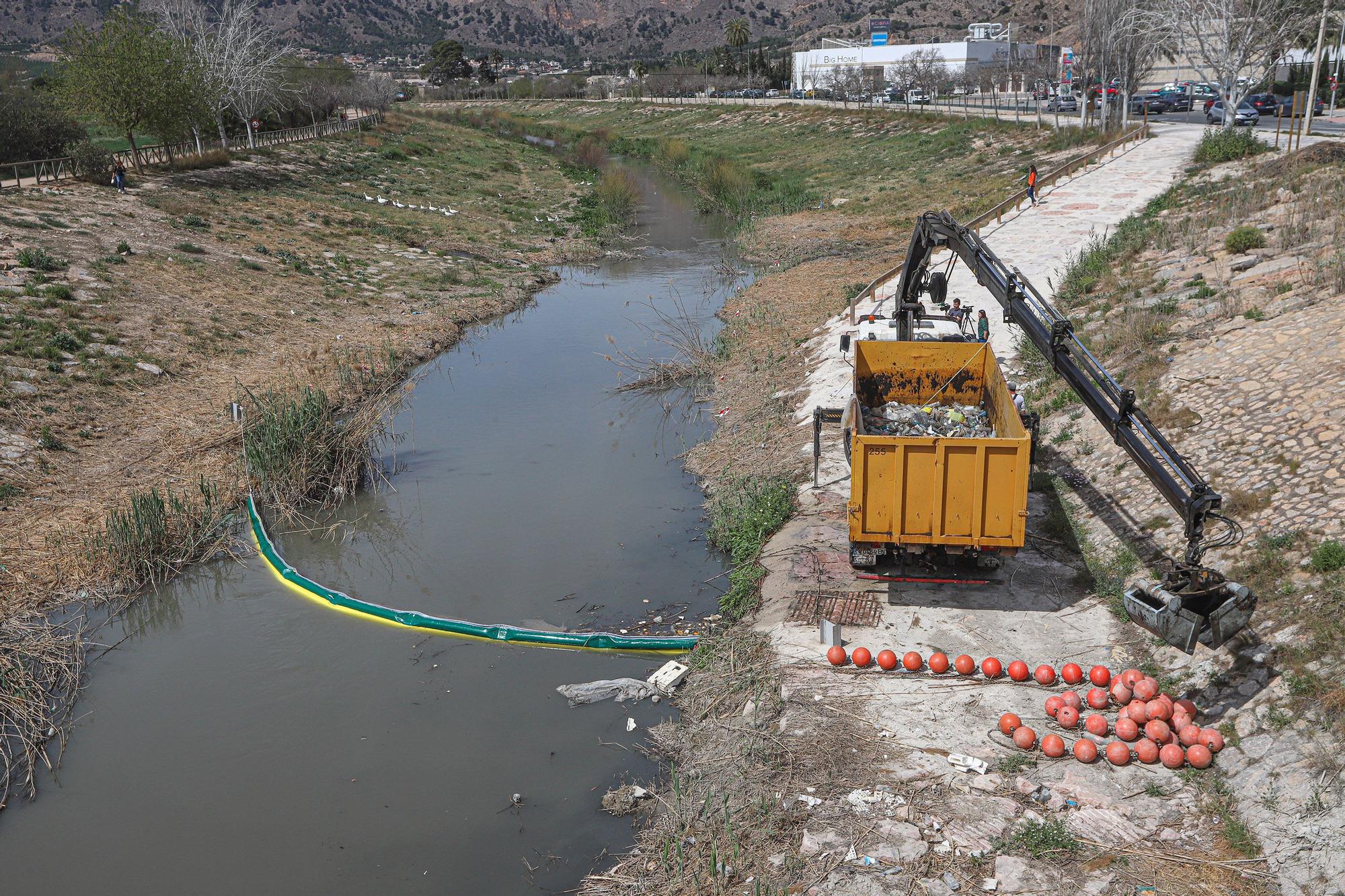 Instalación de una nueva barrera flotante en el Rio Segura