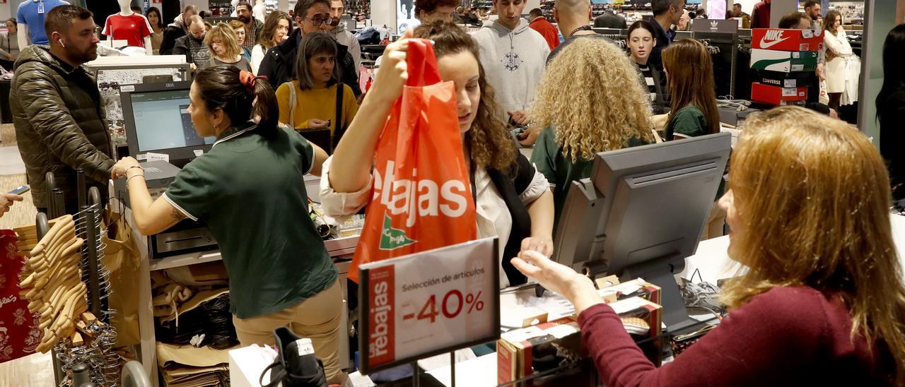 Gente de compras en un establecimiento vigués en el comienzo de las rebajas de enero.