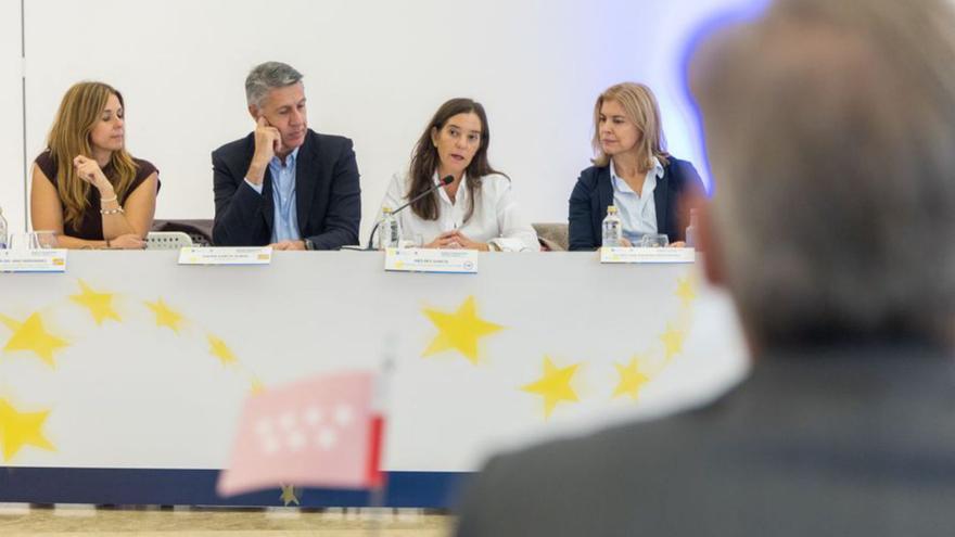 La alcaldesa de A Coruña, en la reunión ayer en Santiago. | LOC