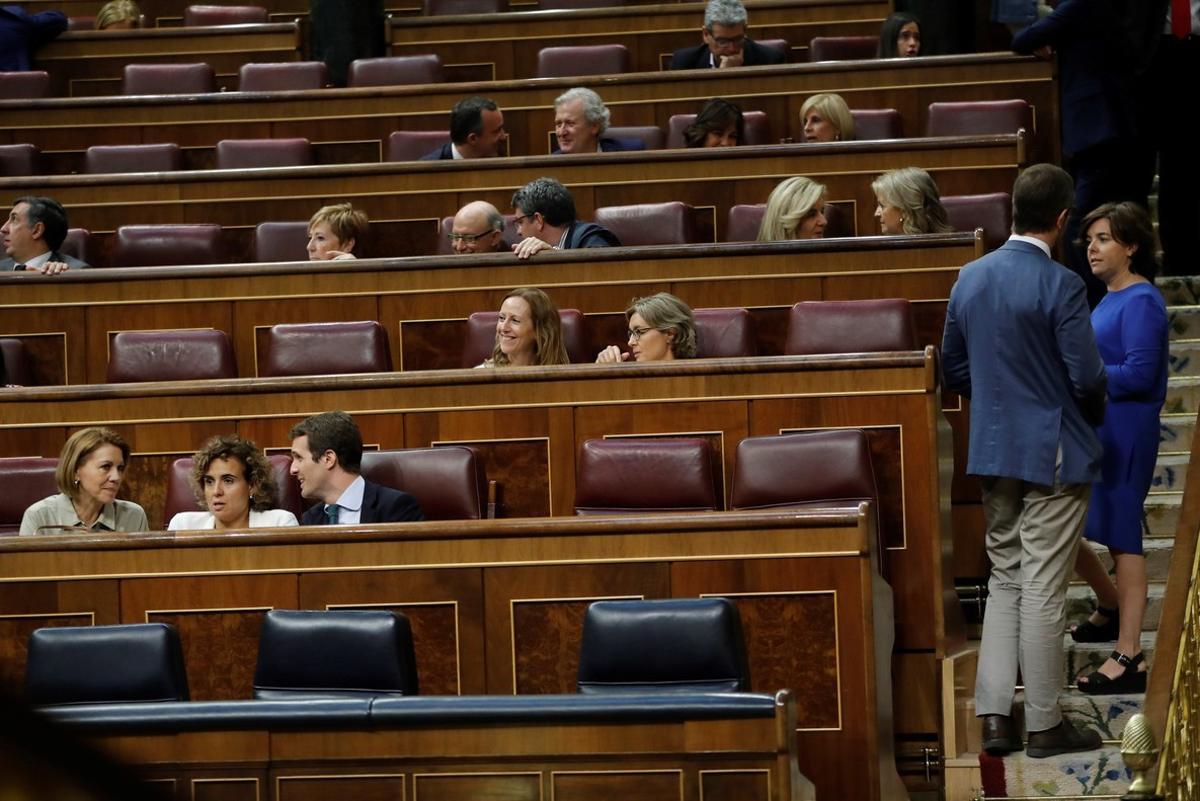 GRAF7906 MADRID, 27/7/2018.-El presidente del Partido Popular, Pablo Casado (3i), y las diputadas y exministras Dolores de Cospedal (i) y Dolors Montserrat, conversan mientras la diputada del PP Soraya Saénz de Santamaría (d) conversa con el Secretario de Organización Javier Maroto (2d), en el hemicíclo del Congreso de los Diputados. La abstención de Unidos Podemos y los partidos independentistas y el anunciado voto en contra del PP y Ciudadanos tumbará hoy en el Congreso la aprobación de la senda de consolidación fiscal para 2019 que será el primer examen del techo de gasto para el próximo año.-EFE/Juan Carlos Hidalgo