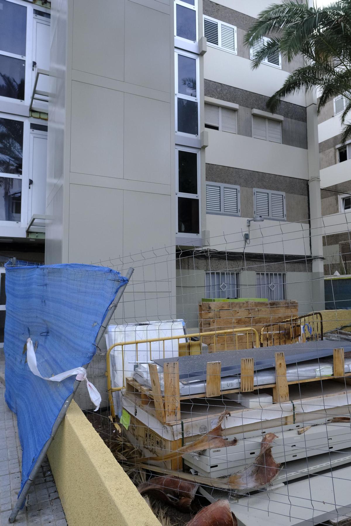 Material de restos de obra que se encuentran a la entrada del bloque de viviendas del número 14 de la calle Ruperto Chapí.