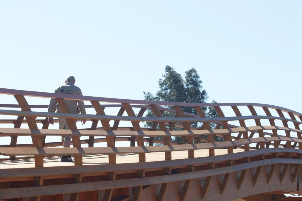 Sin fecha oficial para su apertura, la pasarela de madera que conecta la rotonda junto al Estadio de Atletismo y el Martín Carpena con la orilla opuesta del río Guadalhorce ya está instalada.