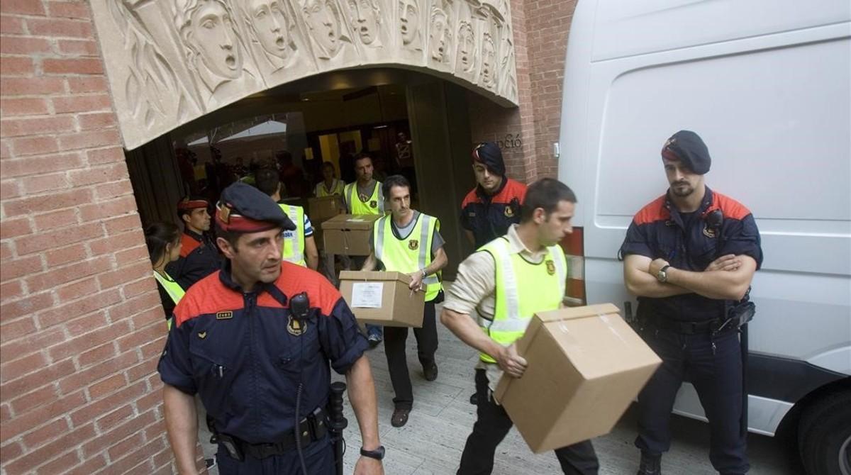 Registro de los Mossos en las oficinas de la Fundació Orfeó Català-Palau de la Música, el 23 de julio del 2009.