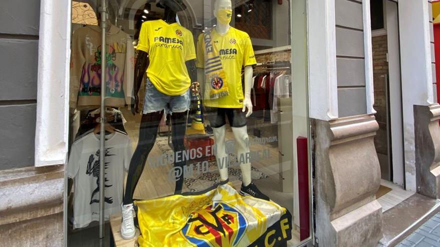 El escaparate de M10 &#039;tuneado&#039; con camisetas y la bandera del Villarreal