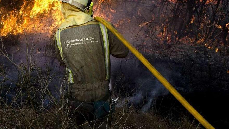 Un brigadista trabaja en la extinción de un incendio.