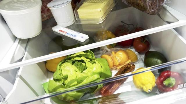 Den Kühlschrank im Sommer besser mit System einräumen!  | FOTO: FLORIAN SCHUH/DPA