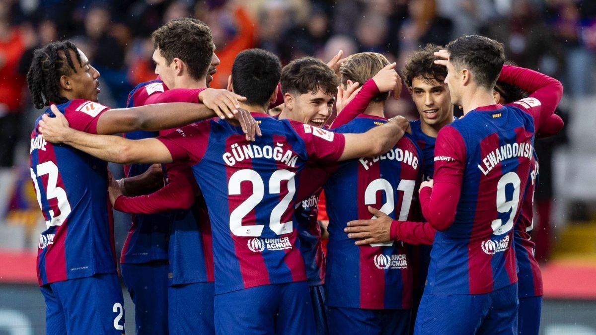Los jugadores del Barça celebran el tercer gol, obra de Frenkie de Jong