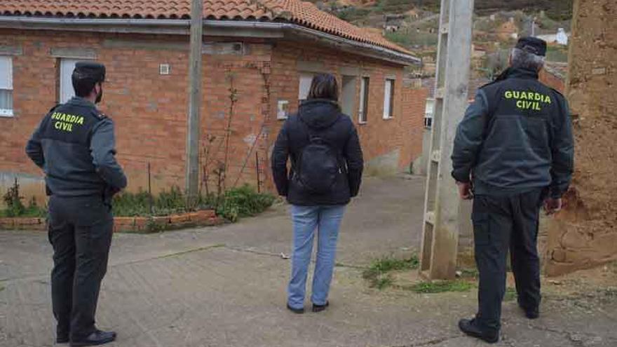 Agentes de la Guardia Civil vigilando la casa tras el incidente.