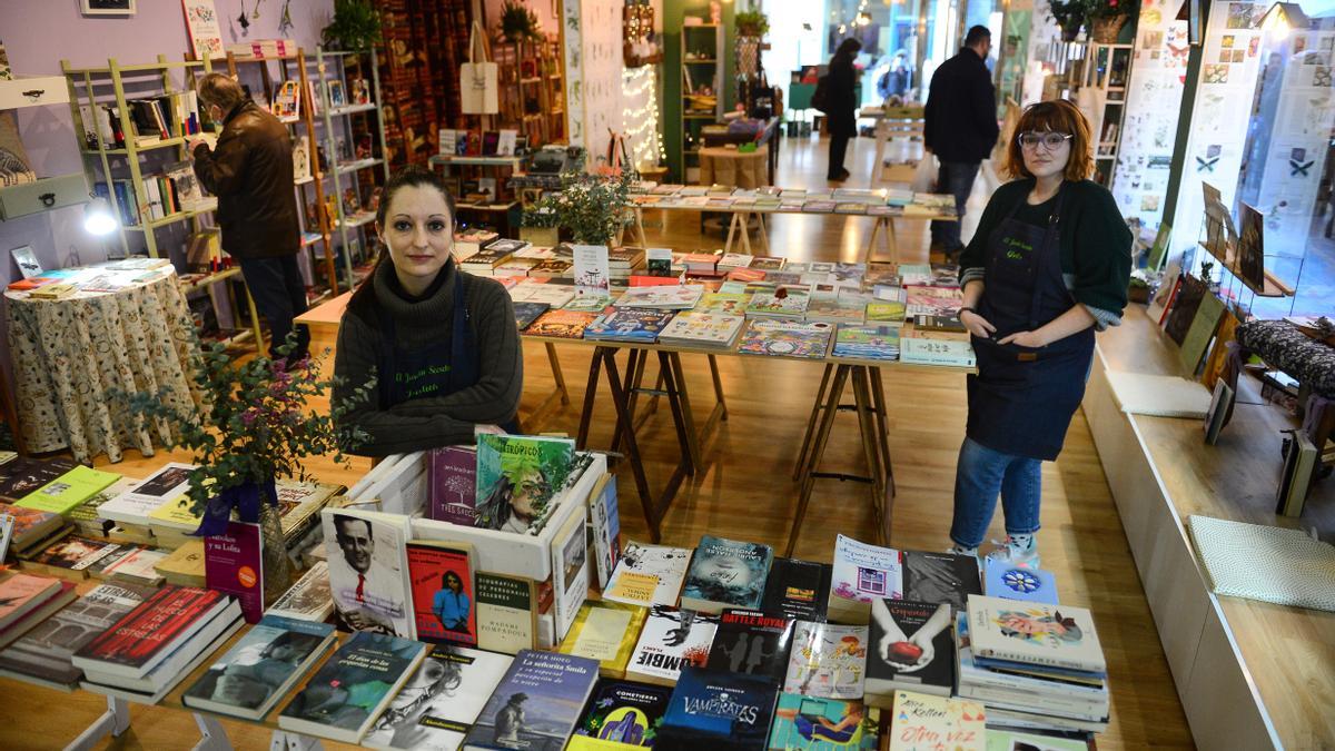 Judith Rico (en primer plano) y Gels Caletrío, en su librería.