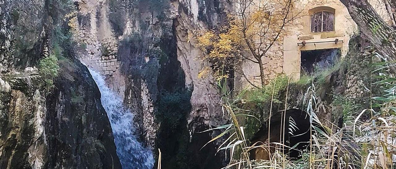 Molí del Salt de Benilloba y cascada que forma el río Frainos en este lugar. |