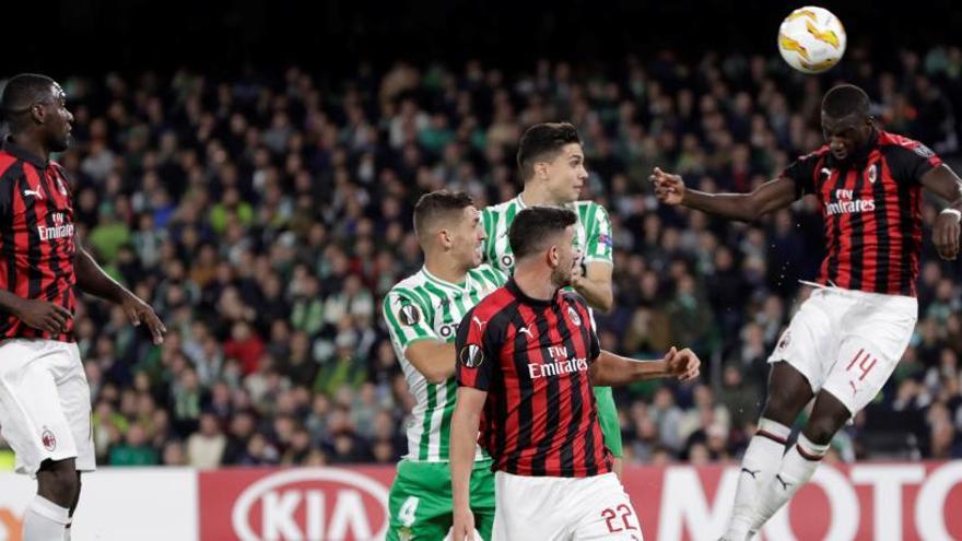 Una jugada del partido entre el Betis y el Milan.