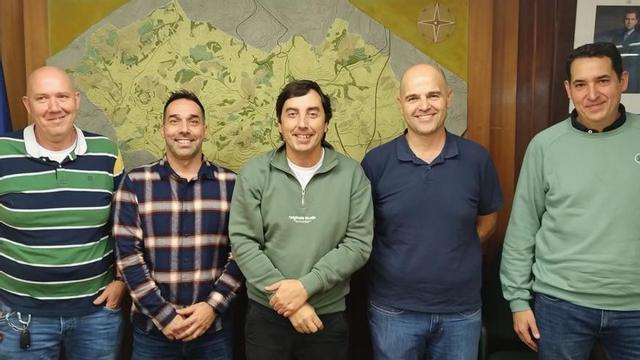 Por la izquierda, Laureano Fernández, Iván Pires, el alcalde de Llanera, Gerardo Sanz, Pedro Moreno y Juan Ramón Coutado