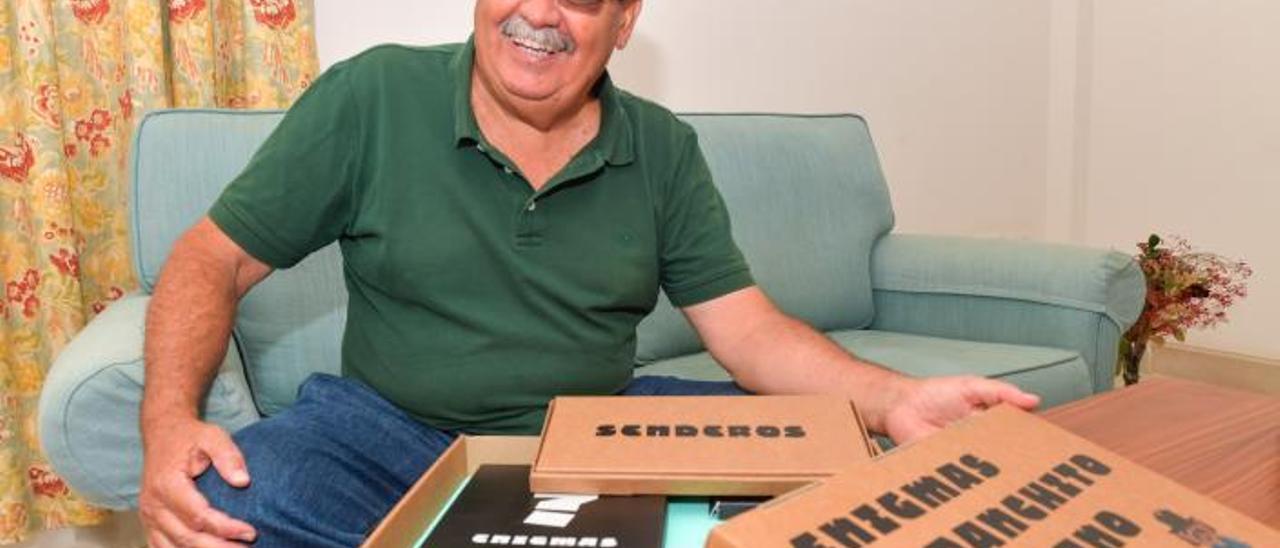 Alejandro González, ayer, con una de sus cajas del libro juego ‘Enigmas de Panchito Tarajano’. | | JUAN CASTRO