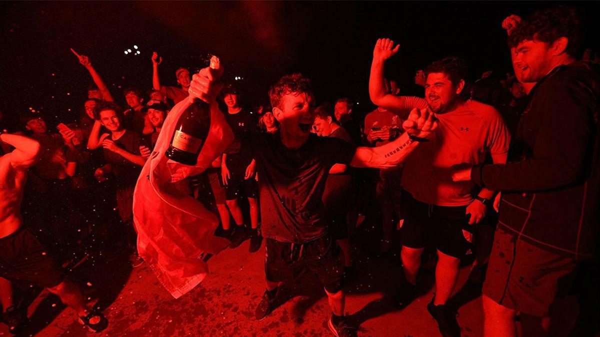 Ausencia de mascarillas entre los cientos de aficionados que celebran el título del Liverpool