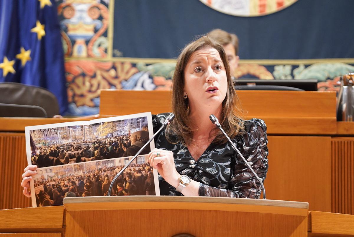 La portavoz del PSOE en Educación, María Rodrigo, muestra fotos de la manifestación por la escuela pública, ayer.