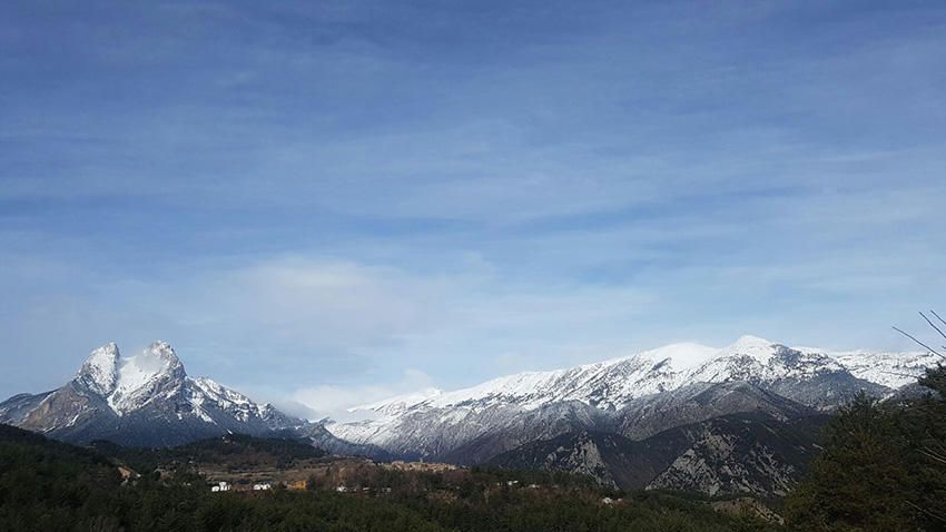 Berguedà. El primer cap de setmana de Març va tornar a nevar. Observem el massís del Pedraforca emblanquinat. La muntanya és un dels símbols de l'excursionisme de Catalunya.