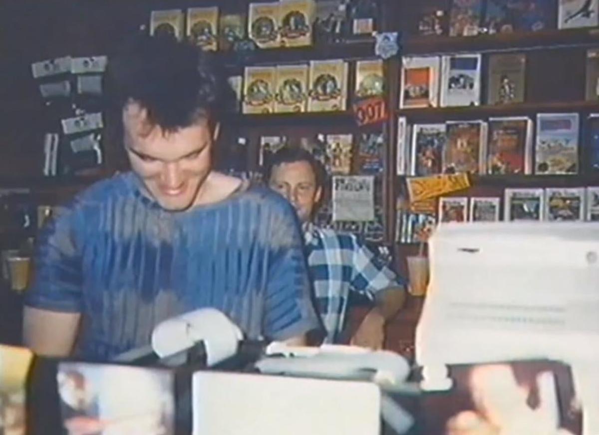 Quentin Tarantino, a finales de los años 80, tras el mostrador de Video Archives.