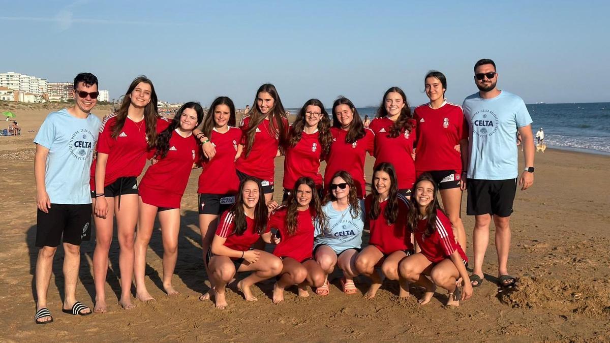 La expedición celeste, en una playa onubense, antes del partido.