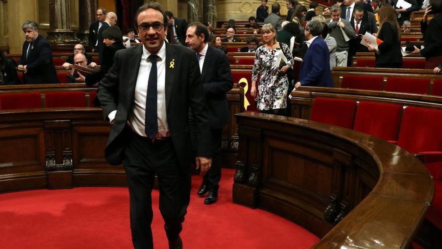 Imatge d&#039;alguns diputats marxant de l&#039;hemicicle amb Josep Rull al capdavant