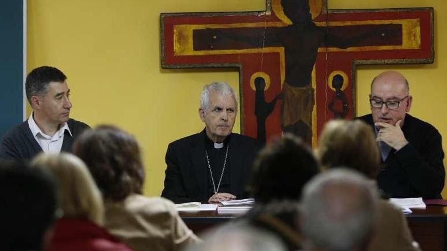 El obispo Quinteiro (c.) presidió la presentación del plan. // R. Grobas