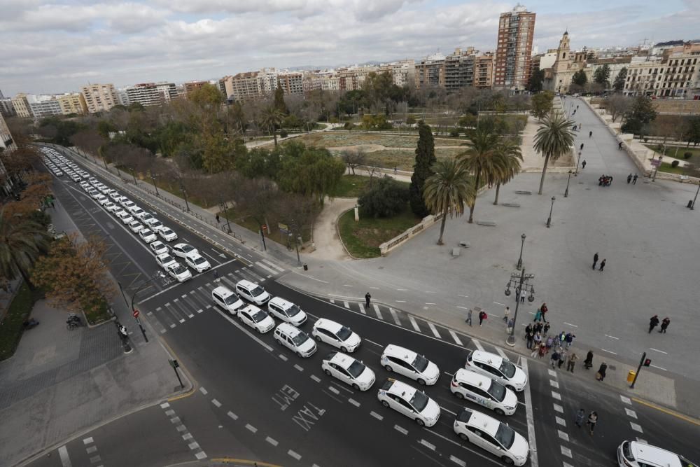 Protesta de taxistas en el centro de València contra las VTC