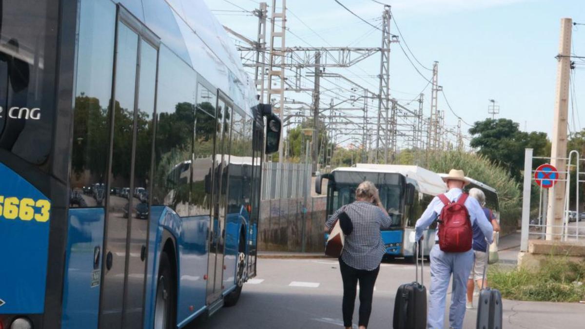 Passatgers anant cap als busos habilitats per fer el servei  | ARIADNA ESCODA/ACN