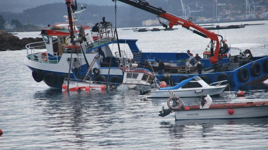 Maniobras de reflote de la embarcación en el puerto de Raxó.