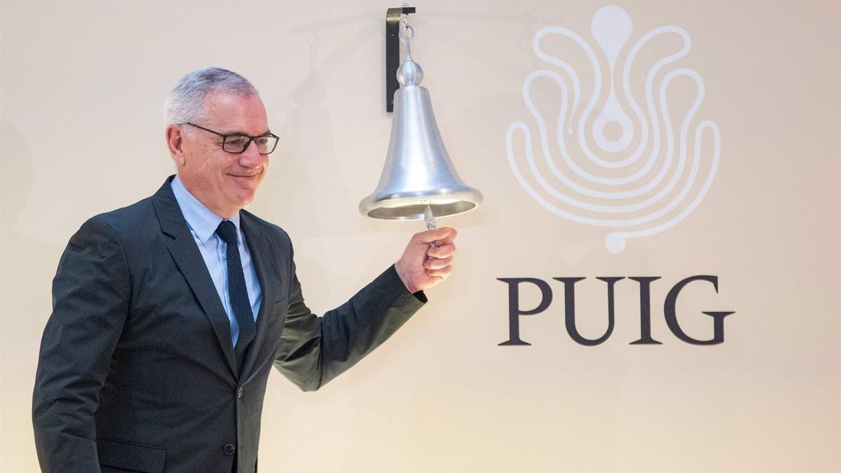El presidente y consejero delegado de Puig, Marc Puig, durante el toque de campana de la empresa Puig en su salida a Bolsa, en la Bolsa de Barcelona, a 3 de mayo de 2024.