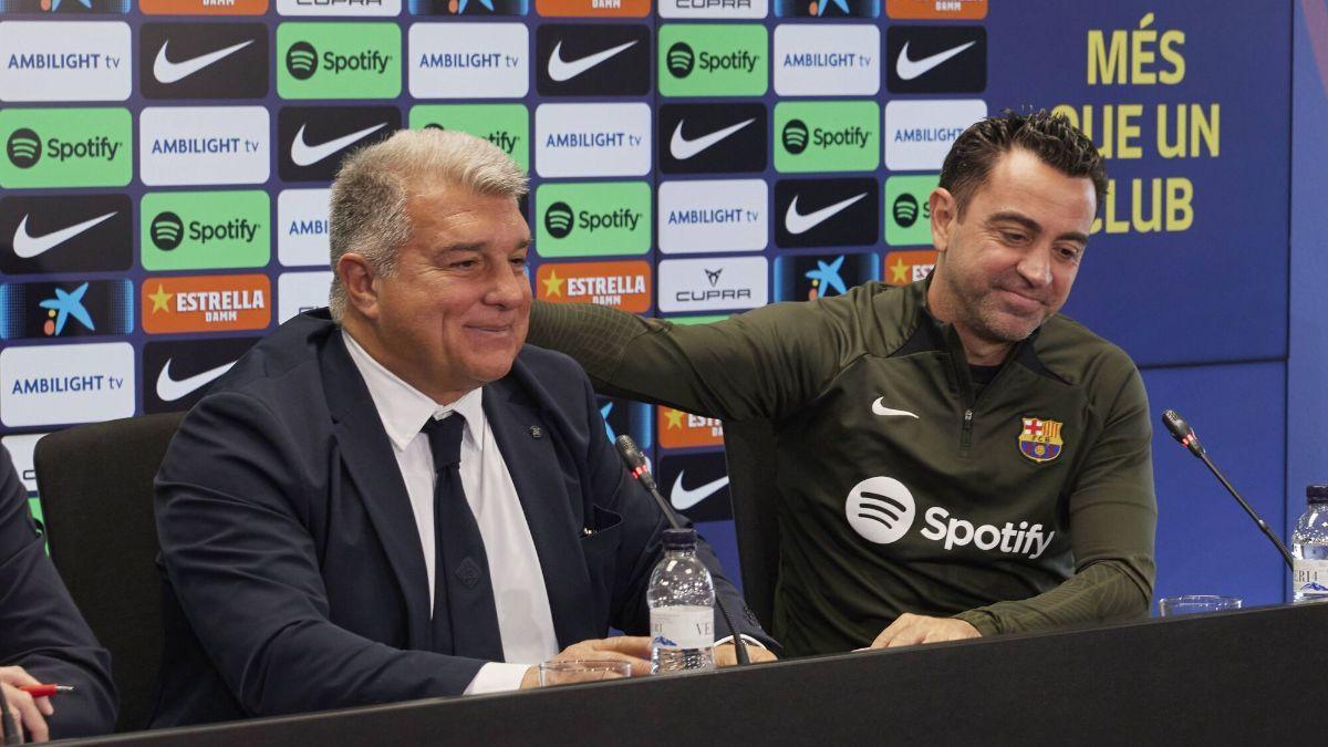 Xavi, con el presidente Joan Laporta