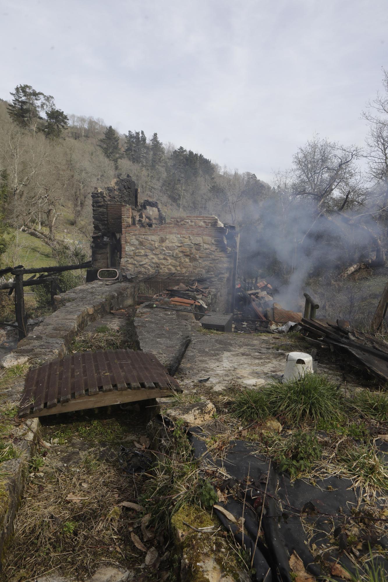 EN IMÁGENES: Las impresionantes fotografías del incendio de la casa de Piloña donde murió una mujer