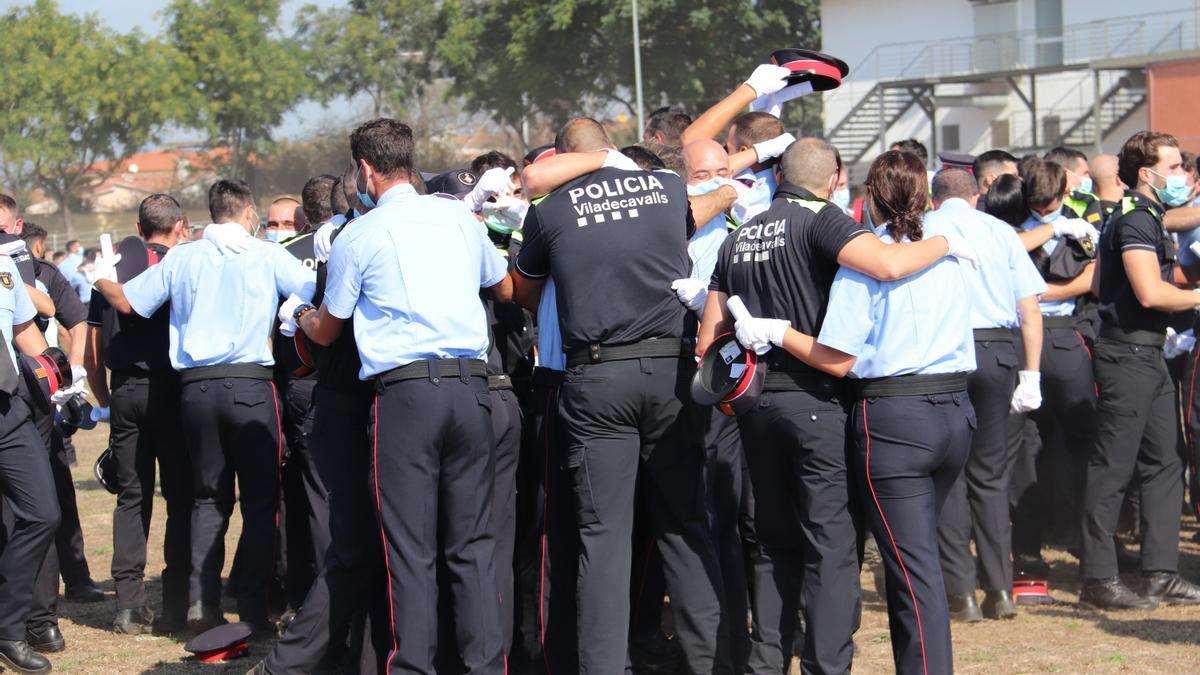 Alguns agents de la 34a edició del cos de policia celebrant que s&#039;han graduat