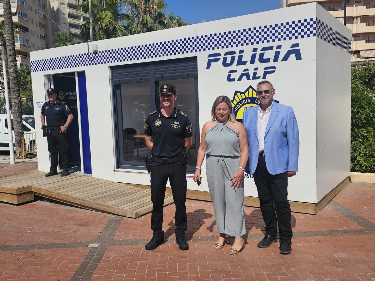 La alcaldesa y el concejal de Seguridad, junto al retén de la playa de la Fossa
