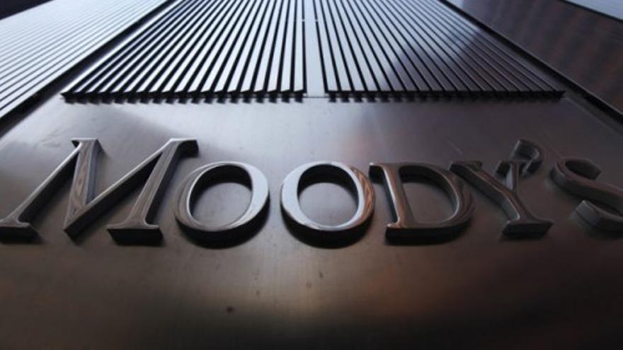 Moody's rebaja la deuda española casi al nivel de bono basura