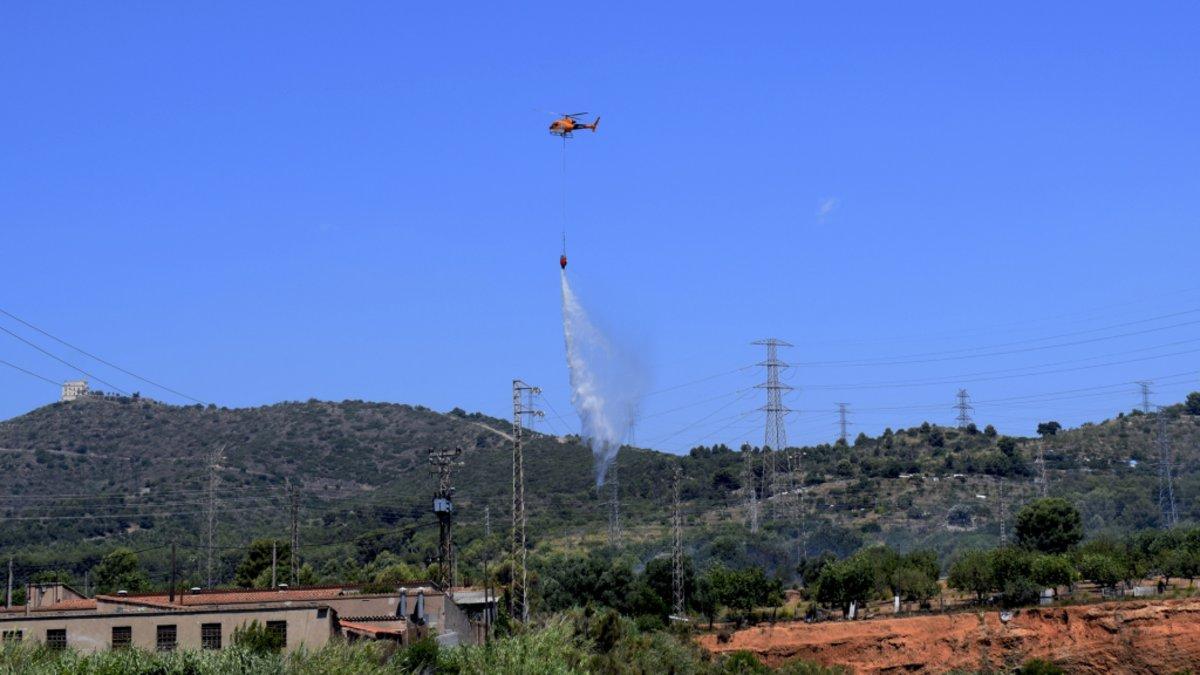 El incendio se ha producido este mediodía en la zona de Oliveretes de Viladecans