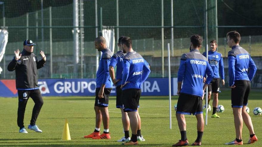Pepe Mel da instrucciones a sus jugadores durante el entrenamiento de ayer en la ciudad deportiva.