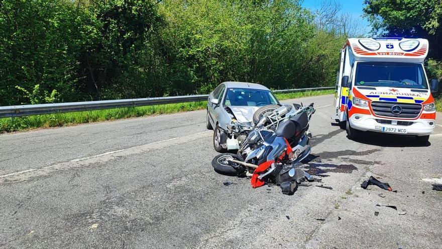 Herido grave un motorista que chocó contra un coche en la carretera de Santo Emiliano, en Langreo