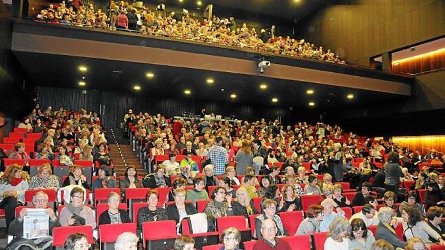 Membres dels clubs de lectura que van omplir el Kursaal dilluns