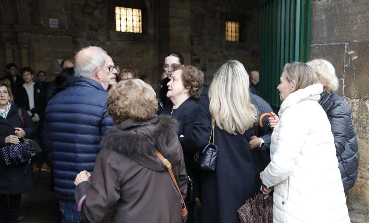 Un grupo de personas da el pésame a la viuda, Rafaela García, en el centro.