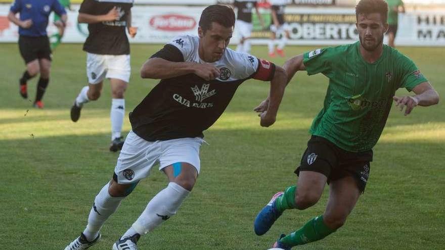 Dani Hernández trata de superar a un defensor del Guijuelo en el último partido del Zamora CF.