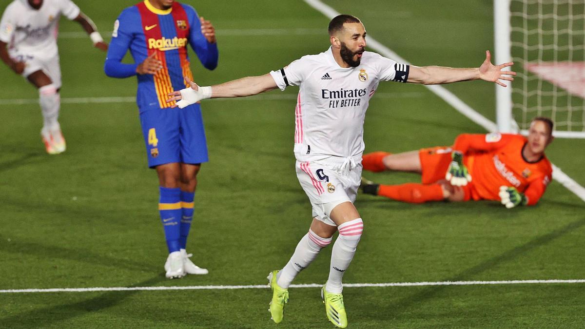 Benzema celebra el primer gol en el encuentro de ayer contra el Barcelona. |  // EFE