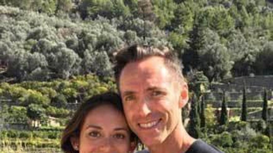 Lilla Frederick, abrazada por Steve Nash, muestra su anillo de compromiso. instagram