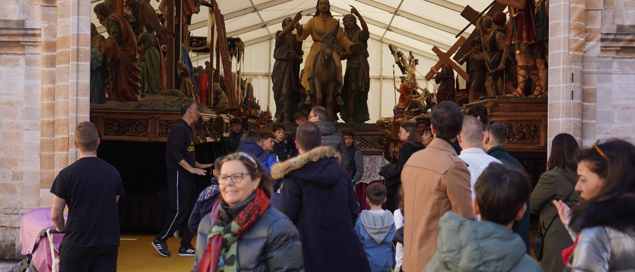 La Borriquita, en la carpa desde donde saldrá en la procesión del 75 aniversario