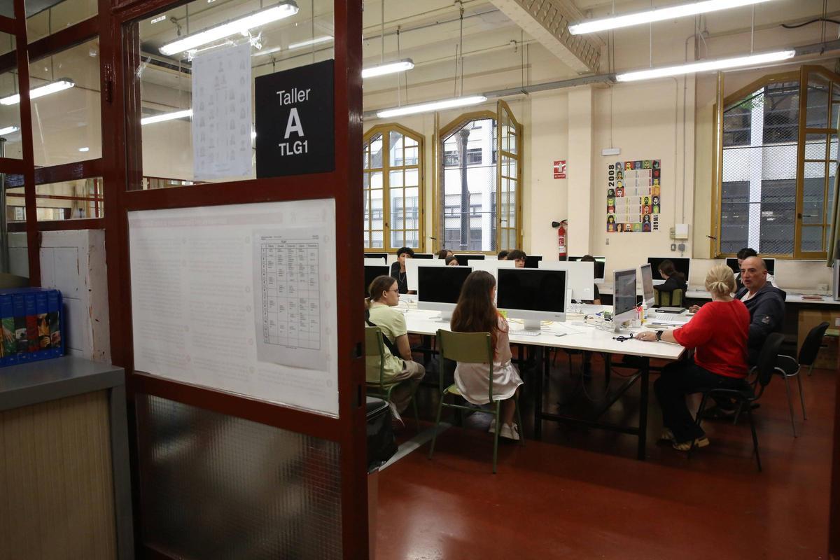 Primer día del curso 2025-2026 en el Institut Escola del Treball de Barcelona. Primer día del curso 2025-2026 en el Institut Escola del Treball de Barcelona.