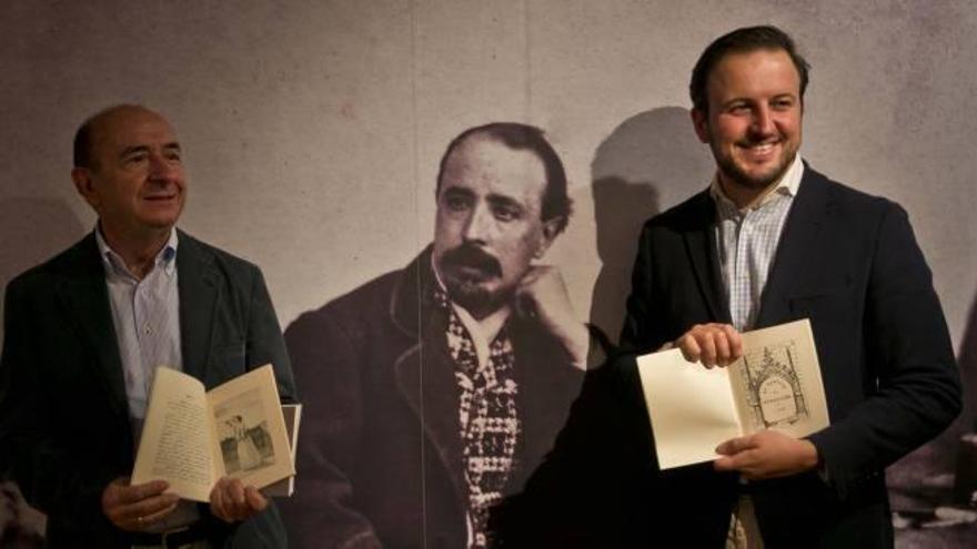 Fernando García. director del museo, y Pablo Ruz, coordinador de Cultura, con el facsímil publicado y junto a una imagen de Aureliano Ibarra.