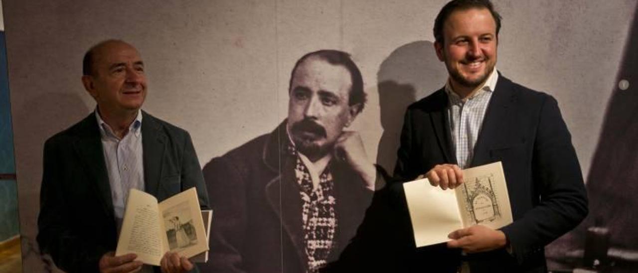 Fernando García. director del museo, y Pablo Ruz, coordinador de Cultura, con el facsímil publicado y junto a una imagen de Aureliano Ibarra.