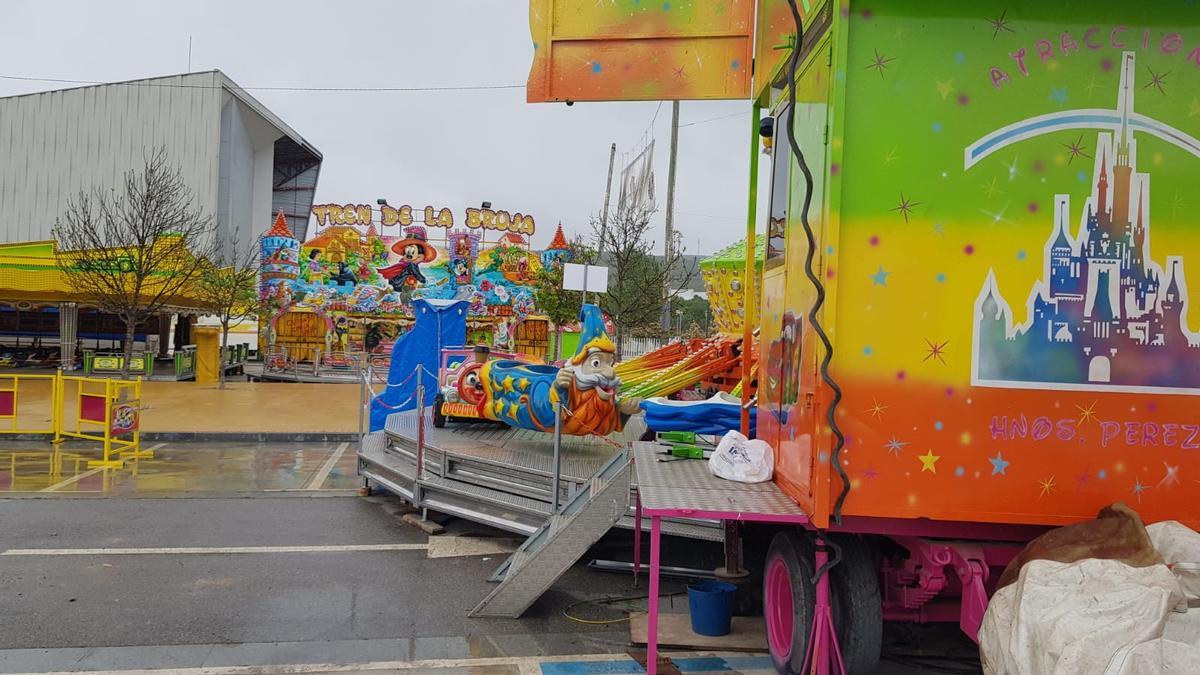 Atracciones cubiertas a causa de la lluvia.