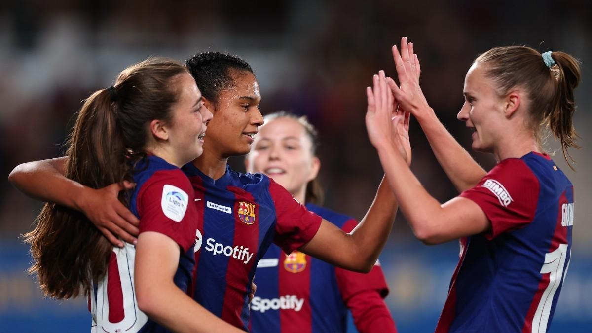 Esme Brugts agradece a Graham Hansen su asistencia en el 2-0 al Eibar