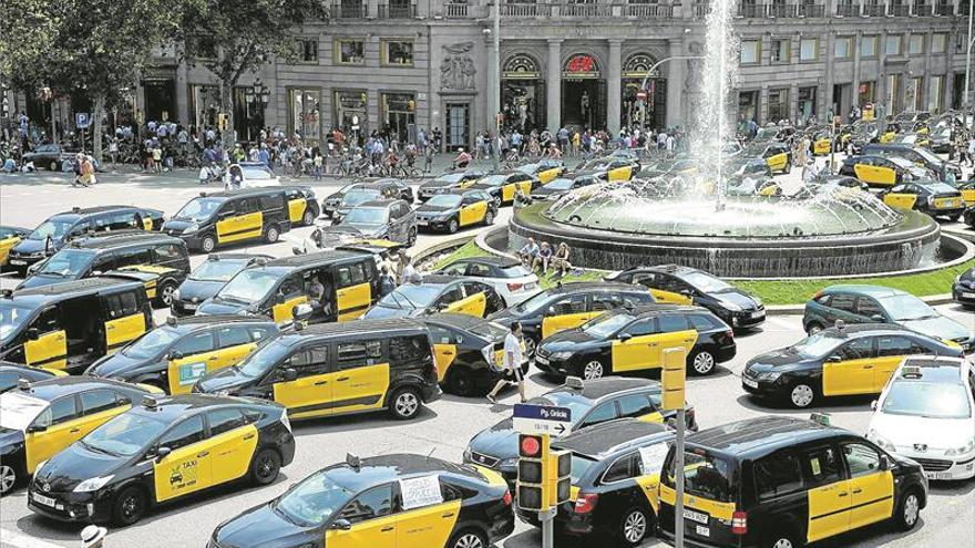 La huelga de taxis contra Uber y Cabify se extiende por toda España